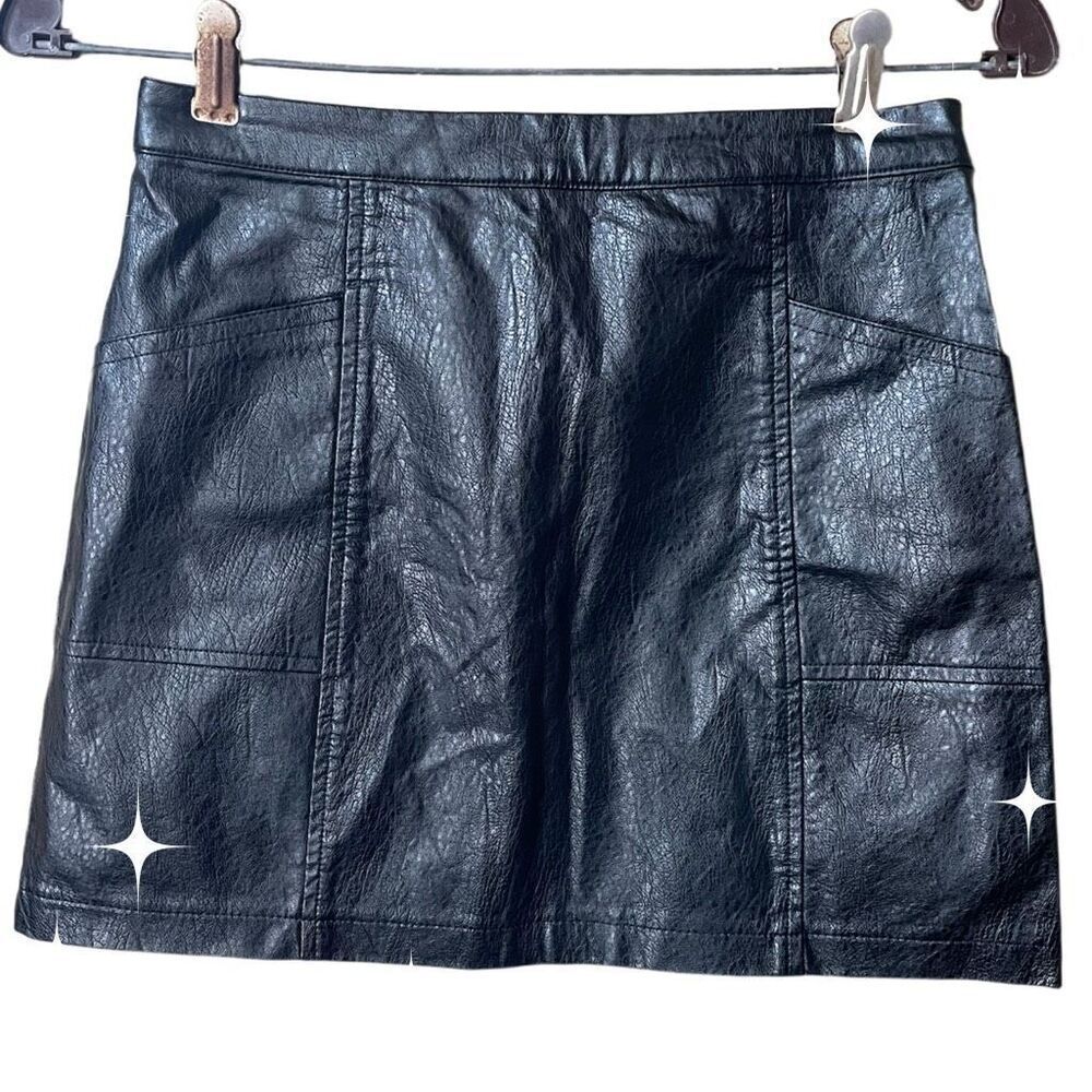 Art Class size L(10/12) faux leather skirt. Machine wash.
